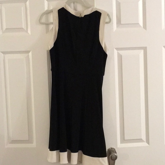 Simple black and white dress - Picture 2 of 2